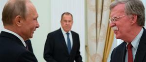 Russland Präsident Putin schüttelt dem Nationalen Sicherheitsberater der USA, John Bolton, beim Treffen in Moskau die Hand.