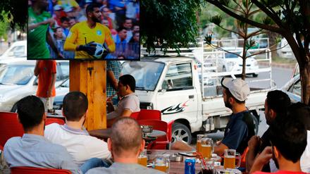 Fußballfans schauen das Spiel Russland gegen Saudi Arabien in Latakia, in Westsyrien.