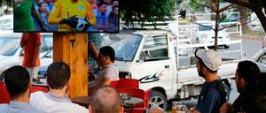 Fußballfans schauen das Spiel Russland gegen Saudi Arabien in Latakia, in Westsyrien.