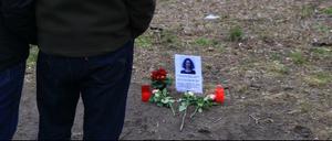Niedergelegte Blumen am Fundort der ermordeten Susanne Fontaine