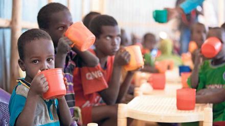 Proteine zum Überleben. Kinder trinken einen Eiweißmix, den das UN-World-Food-Programme bei der Schulspeisung in einem Flüchtlingscamp in Äthiopien ausgibt. Dort leben mehr als 30 000 Menschen, die meisten aus Somalia. 