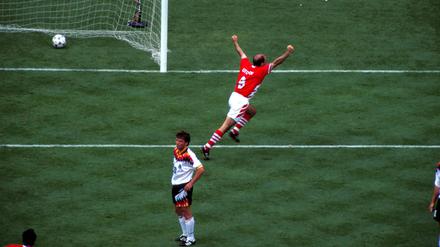 Der ist drin. Letschkow jubelt, Matthäus staunt. Bulgarien ist weiter, Deutschland bei der WM 1994 im Viertelfinale gescheitert.