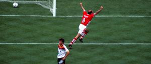 Der ist drin. Letschkow jubelt, Matthäus staunt. Bulgarien ist weiter, Deutschland bei der WM 1994 im Viertelfinale gescheitert.