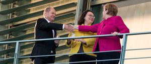 Gut gelaunt begrüßt Angela Merkel am Abend auf dem Balkon des Kanzleramts Olaf Scholz und Andrea Nahles, bevor der Koalitionsausschuss seine Beratungen beginnt.