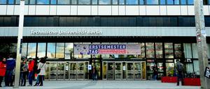 Studierende stehen vor dem Hauptgebäude der Technischen Universität Berlin.