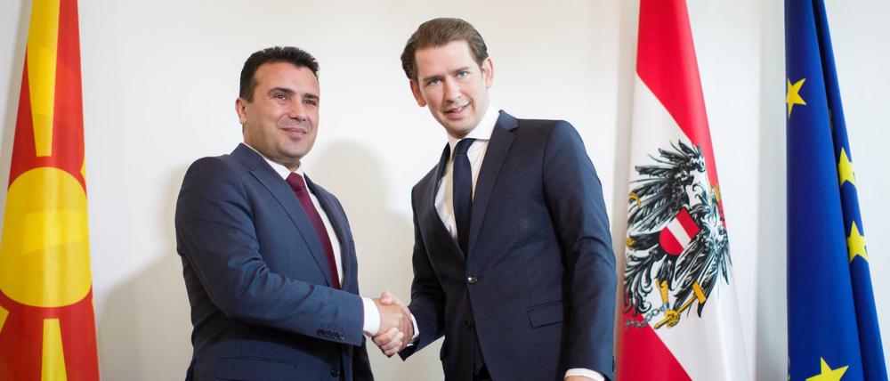 Österreichs Bundeskanzler Sebastian Kurz begrüßt Zoran Zaev, Ministerpräsident von Mazedonien.