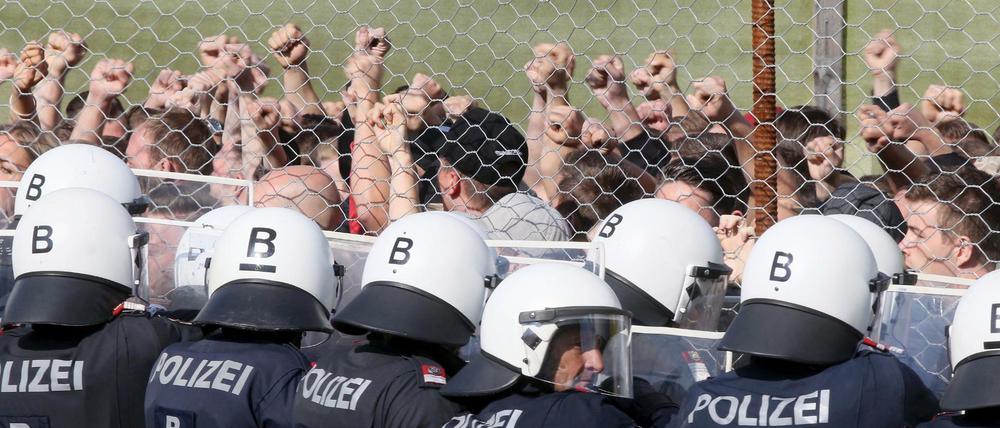 Polizisten stehen Darstellern bei der Grenzschutzübung "Proborders" an der Grenze zu Slowenien gegenüber.
