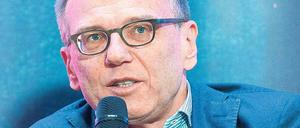 Senden, reden, twittern. ORF-Moderator Armin Wolf will seine Meinung auch künftig weder verbergen noch verschweigen.Foto: dpa