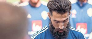 Deutliche Reaktion. Schwedens Jimmy Durmaz trat nach den Beschimpfungen gegen ihn und seine Familie vor die Presse. Seine Botschaft: „Fuck Racism.“