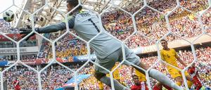 Die Entscheidung. Perus Paolo Guerrero (liegend) trifft zum 2:0 im Fischt-Stadion von Sotschi gegen Australien.