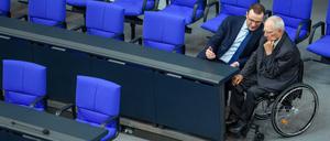 Bundestagspräsident Schäuble hat schon das Seine getan. Jetzt sind andere dran, die Zweitracht der Union zu beenden - etwa Jens Spahn.