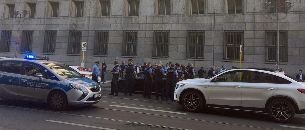 Die Polizei stoppt feiernde Hochzeitsgäste.