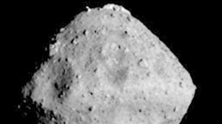 Nach vier Jahren im All hat die japanische Raumsonde "Hayabusa2" ihre Position in etwa 20 Kilometer Entfernung vom Asteroiden Ryugu erreicht.