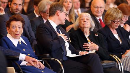 Die Holocaust-Überlebenden Inge Deutschkron (l) und Margot Friedländer (2.v.r) neben Bürgermeister Michael Müller (SPD)