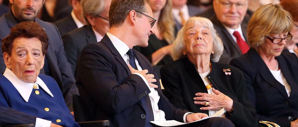 Die Holocaust-Überlebenden Inge Deutschkron (l) und Margot Friedländer (2.v.r) neben Bürgermeister Michael Müller (SPD)