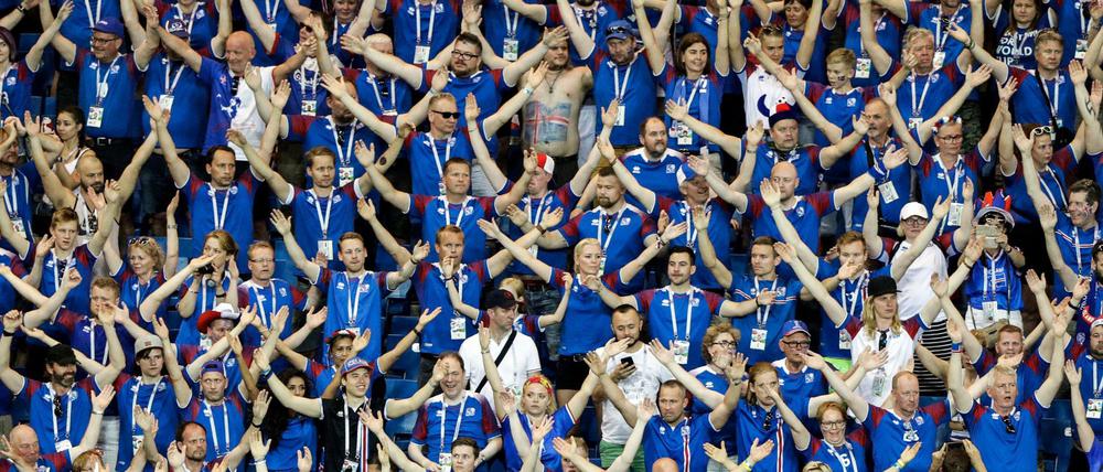 Fans von Island feuern ihr Team auf der Tribüne während des Spiels an. 
