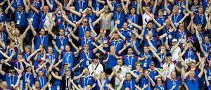 Fans von Island feuern ihr Team auf der Tribüne während des Spiels an. 