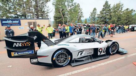 Schneller als die Formel 1. Der von VW entwickelte I.D. R mit Fahrer Romain Dumas brach beim Bergrennen „Pikes Peak International Hill Climb“ den Streckenrekord. 