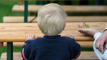 Ein kleiner Junge beim Sommerfest der Kinderhilfsorganisation Arche in Berlin
