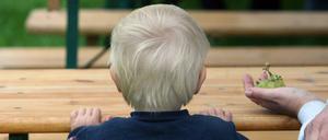 Ein kleiner Junge beim Sommerfest der Kinderhilfsorganisation Arche in Berlin