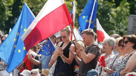 Demonstranten protestieren am 16.07.2017 vor dem Parlamentsgebäude in Warschau gegen eine umstrittene Justizreform. 