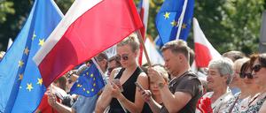 Demonstranten protestieren am 16.07.2017 vor dem Parlamentsgebäude in Warschau gegen eine umstrittene Justizreform. 