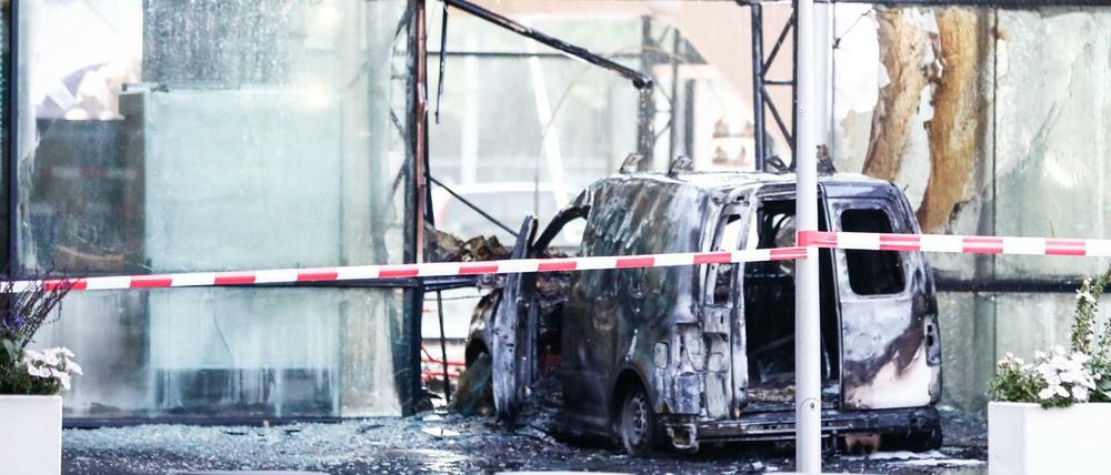 In Amsterdam ist ein Lieferwagen in das Verlagsgebäude einer niederländischen Boulevardzeitung gerast.