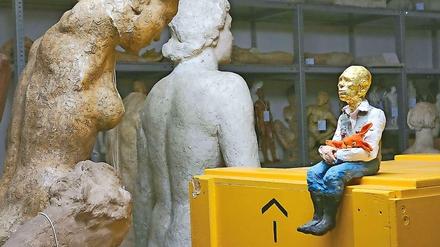 Beuys will be Beuys. Volker März platziert eine kleine Figur im Depot des Hauses, die frappierend an den Rheinländer erinnert. Stilecht mit Hase.