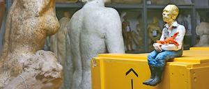 Beuys will be Beuys. Volker März platziert eine kleine Figur im Depot des Hauses, die frappierend an den Rheinländer erinnert. Stilecht mit Hase.