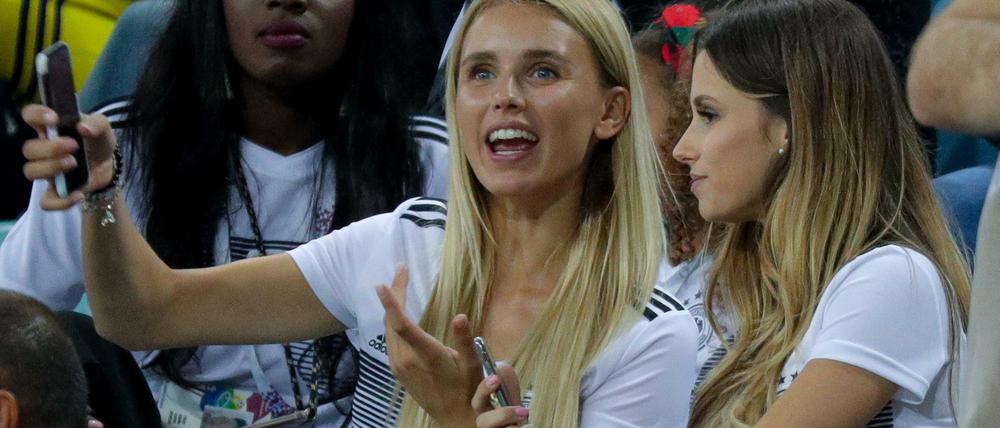Fußball-WM 2018: Scarlett Gartmann (li.), die Ehefrau von Marco Reus, und Christina Raphaella Ginter, die Ehefrau von Matthias Ginter, beim Spiel Deutschland gegen Schweden in Sotschi.