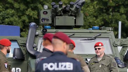 Österreichische Soldaten und Polizisten werden im Rahmen der Übung "Proborder" in der Abwehr von Flüchtlingen geschult. 
