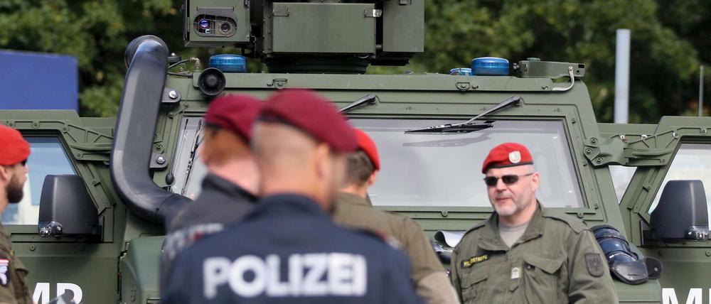 Österreichische Soldaten und Polizisten werden im Rahmen der Übung "Proborder" in der Abwehr von Flüchtlingen geschult.