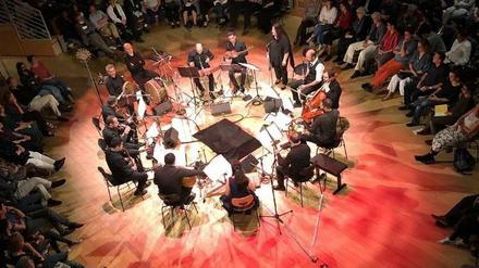 Oval mit Oboe. Die beiden vereinten Ensembles bei ihrem Konzert.