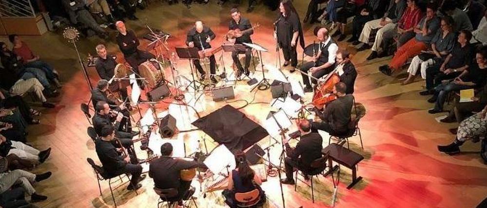 Oval mit Oboe. Die beiden vereinten Ensembles bei ihrem Konzert.