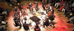 Oval mit Oboe. Die beiden vereinten Ensembles bei ihrem Konzert.