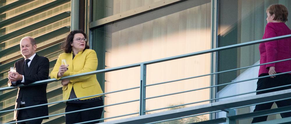 Scheinbar entspannt. Olaf Scholz, Andrea Nahles und Angela Merkel vor dem Koalitionsausschuss auf dem Balkon des Kanzleramts. 