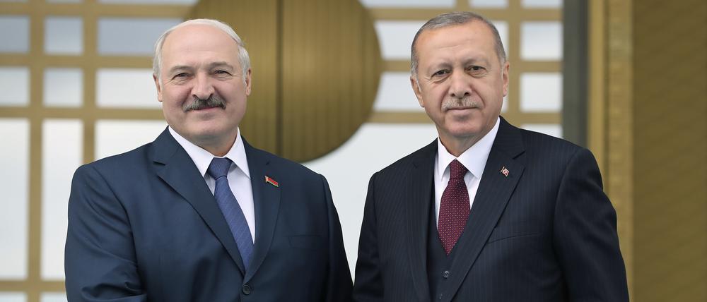 Der türkische Präsident Recep Tayyip Erdogan (r.) mit Alexander Lukaschenko, Präsident von Belarus