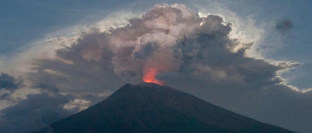 Der Vulkan Agung hat auf Indonesiens Urlaubsinsel Bali den Flugverkehr weitgehend lahmgelegt. 