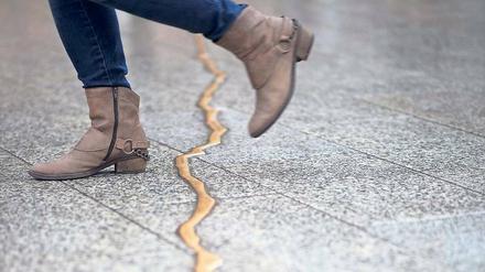 Auf dem Breitscheidplatz erinnert das zurückhaltend gestaltete Denkmal an den Anschlag kurz vor Weihnachten 2016. 