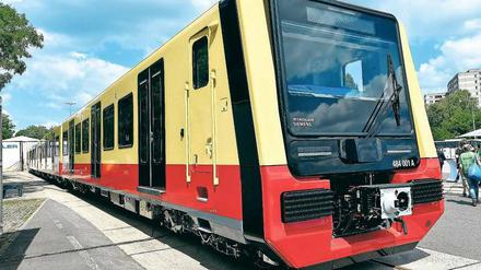 Der erste Vier-Wagen-Zug der neuen S-Bahn ist im Stadler-Werk montiert worden. Foto: Bernd Settnik/dpa