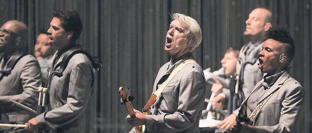 David Byrne (Mittte) hat elf Musikerinnen und Musiker dabei.