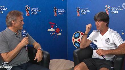 Ganz nah dran. Gerhard Delling (links) ist der ARD-Reporter, wenn im deutschen WM-Quartier Fragen an Bundestrainer Jogi Löw zu richten sind