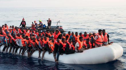 Flüchtlinge auf einem Schlauchboot werden werden vom Rettungsschiff Lifeline der deutschen Hilfsorganisation Mission Lifeline aufgenommen. 