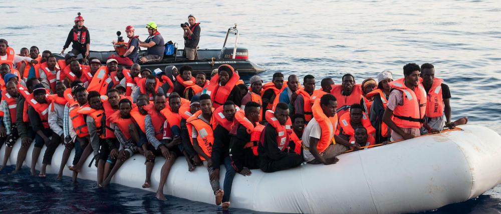 Flüchtlinge auf einem Schlauchboot werden werden vom Rettungsschiff Lifeline der deutschen Hilfsorganisation Mission Lifeline aufgenommen. 