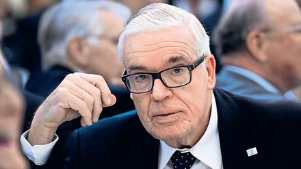 Bockig. Weil der HSV ihm nicht mehr Anteile geben will, will Klaus-Michael Kühne dem HSV kein Geld mehr geben.
