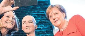 Selfie mit Sophia. Bundeskanzlerin Angela Merkel (r.) diskutierte am Mittwochabend erstmal mit einem humanoidem Roboter, moderiert wurde das Gespräch von „Wirtschaftswoche“-Herausgeberin Miriam Meckel. 