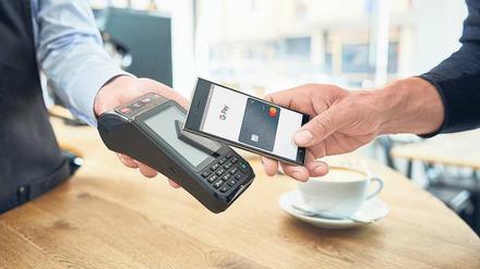 Kontaktloses Bezahlen. Bislang konnte sich die Technologie in Deutschland nicht durchsetzen, die Telekom und Vodafone haben ihre Angebote wieder aufgegeben. Foto: promo/obs