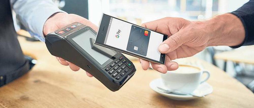 Kontaktloses Bezahlen. Bislang konnte sich die Technologie in Deutschland nicht durchsetzen, die Telekom und Vodafone haben ihre Angebote wieder aufgegeben. Foto: promo/obs
