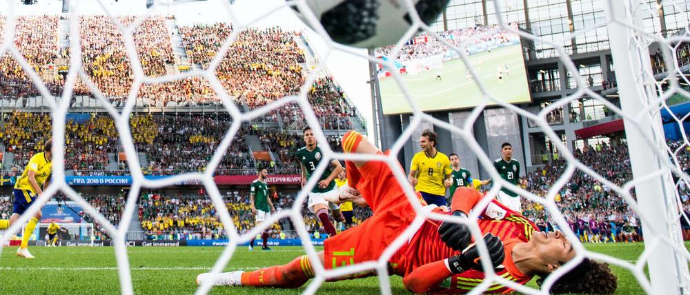 Geschlagen. Torwart Guillermo Ochoa und seine Mexikaner hatten gegen Schweden keine Chance - und freuen sich am Ende doch.