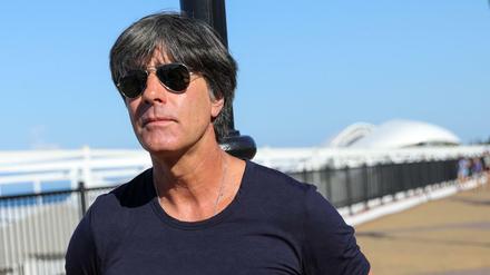 Posieren am Wasser: Bundestrainer Joachim Löw während der Vorrunde in Sotschi.